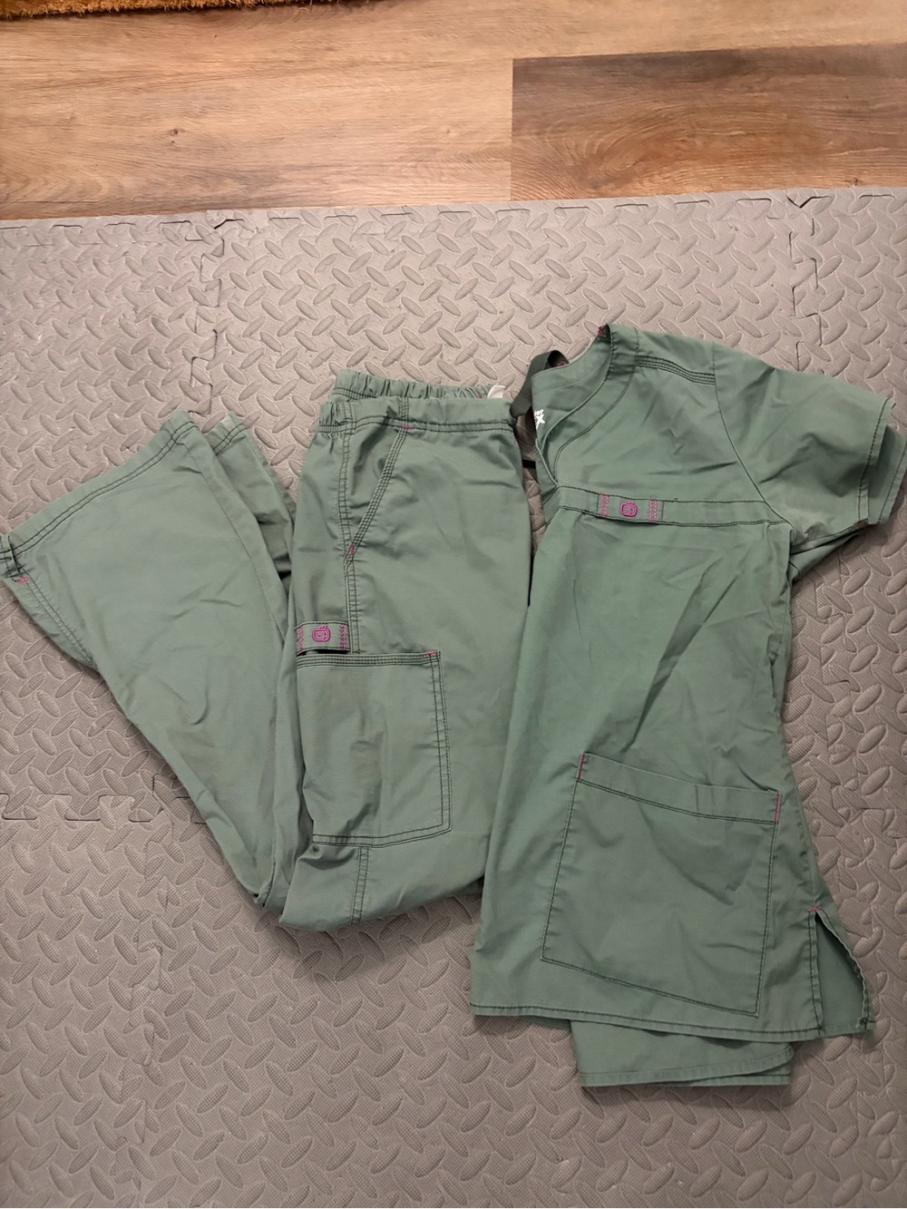 Wonder, wink Olive scrub set small